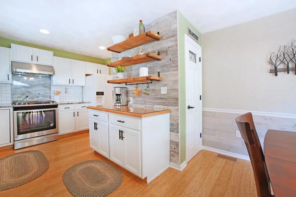 8 Royal Lane Raymond NH 03077