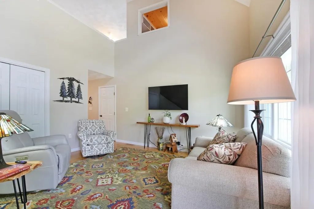 8 Royal Lane Raymond NH 03077