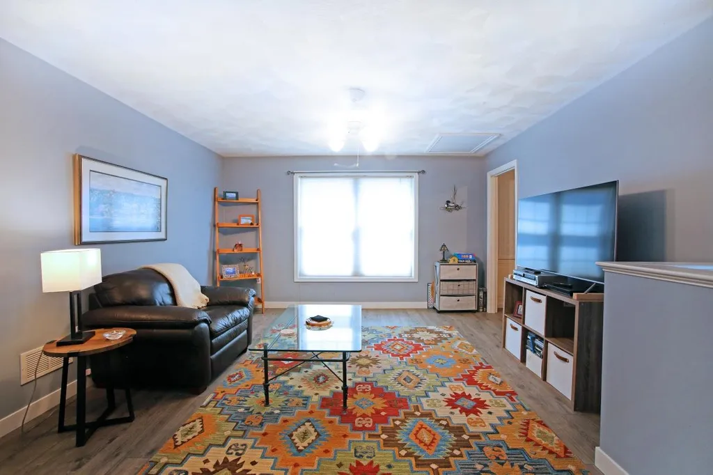 8 Royal Lane Raymond NH 03077