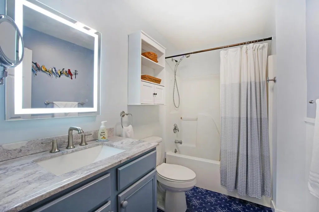 8 Royal Lane Raymond NH 03077
