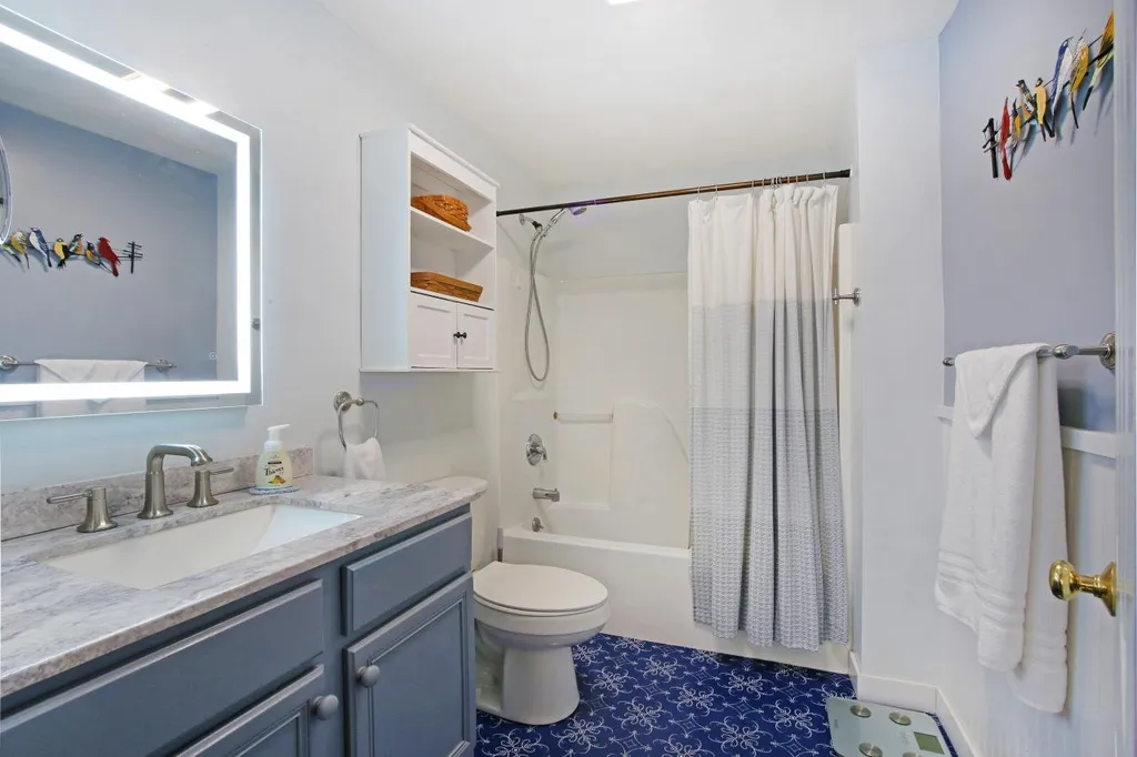 8 Royal Lane Raymond NH 03077