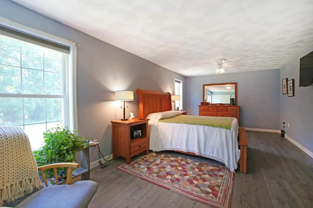 8 Royal Lane Raymond NH 03077