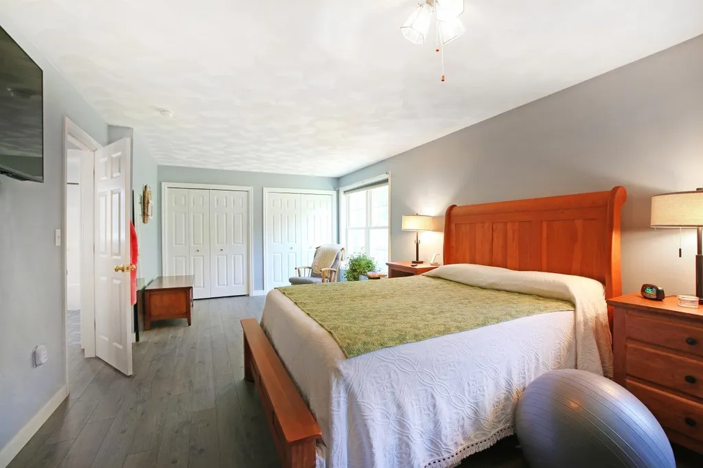 8 Royal Lane Raymond NH 03077