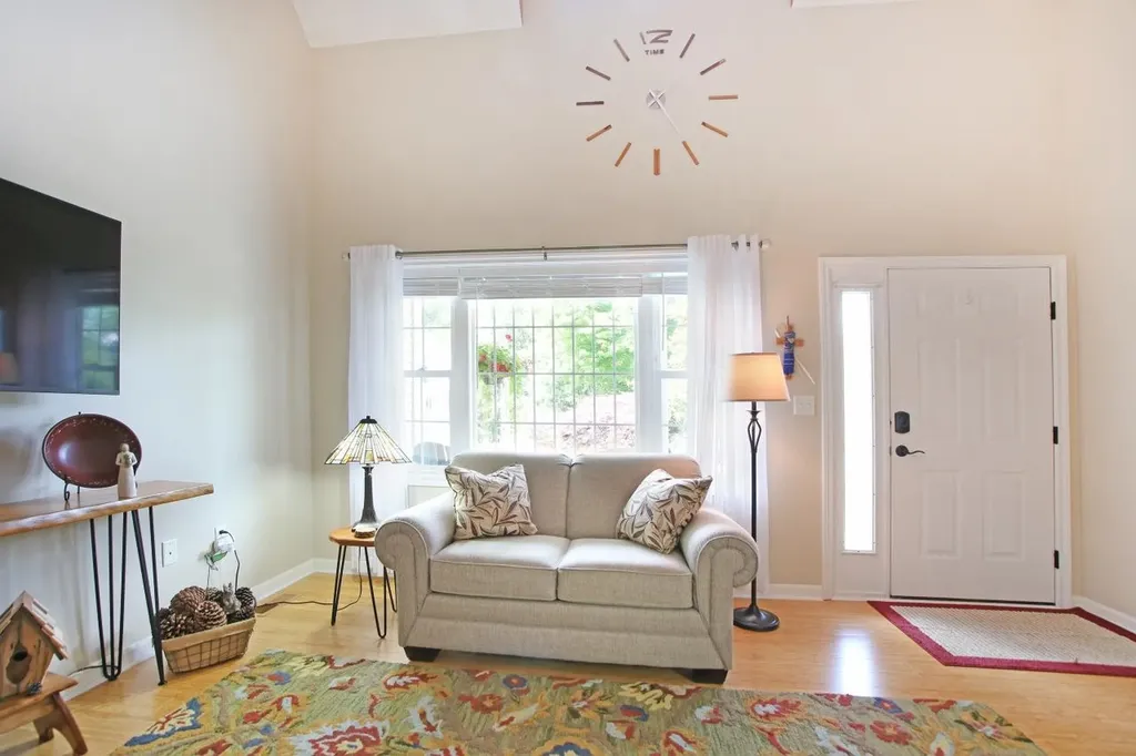 8 Royal Lane Raymond NH 03077