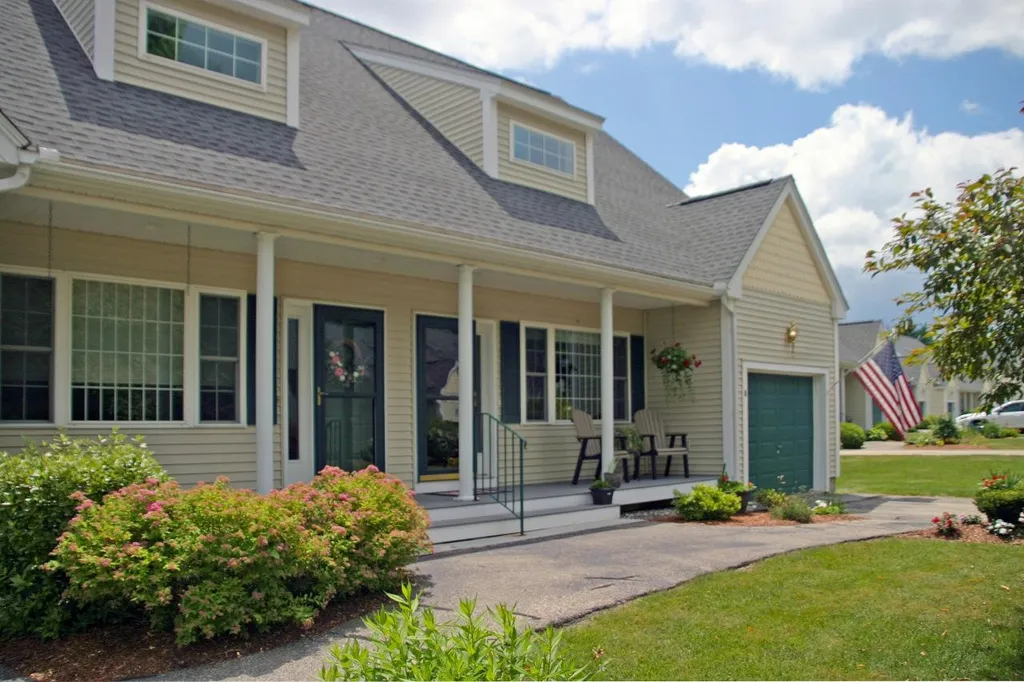8 Royal Lane Raymond NH 03077