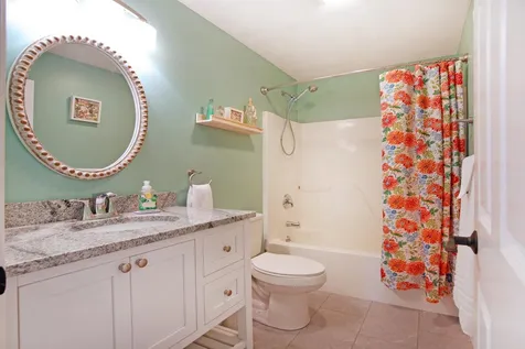 8 Royal Lane Raymond NH 03077