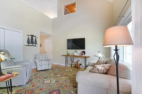 8 Royal Lane Raymond NH 03077