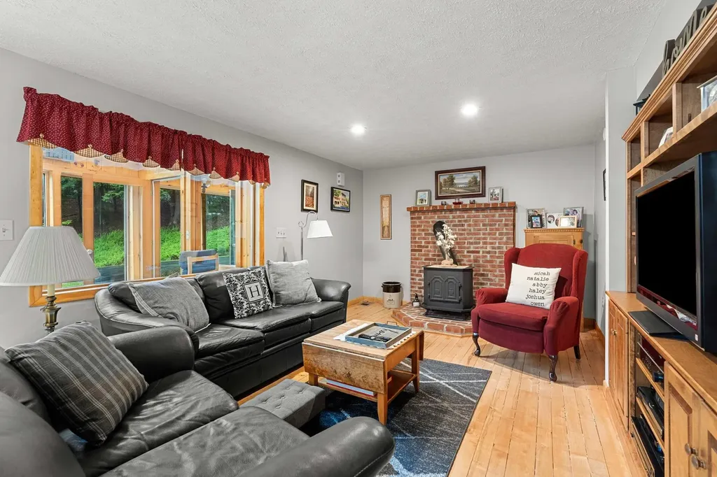 42 Thorndike Road Weare NH 03281