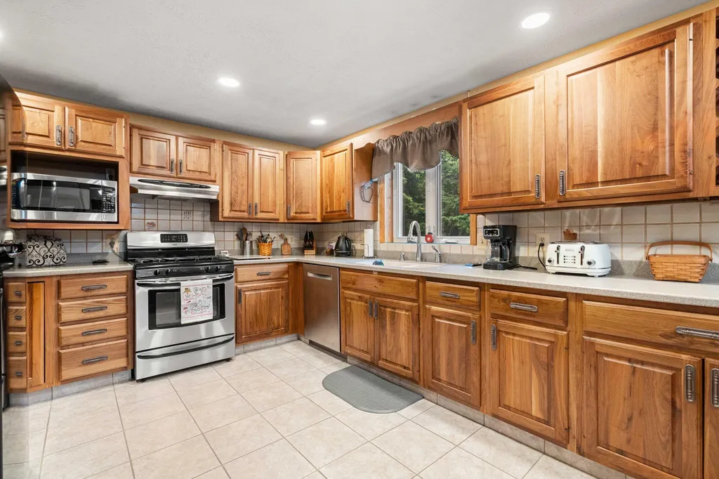 42 Thorndike Road Weare NH 03281