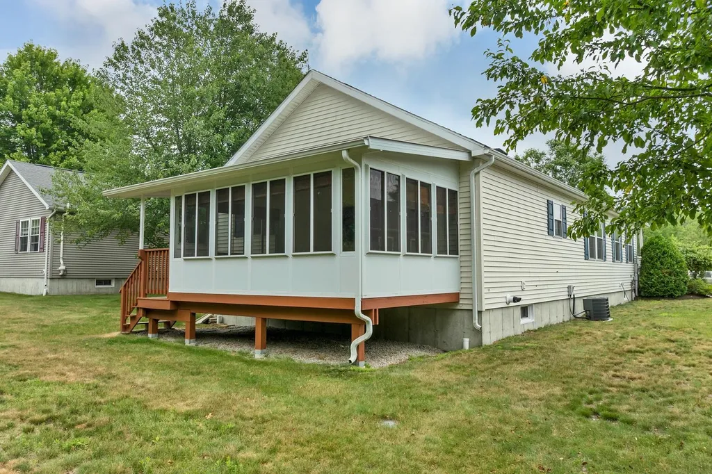 57 Sagewood Circle Hooksett NH 03106