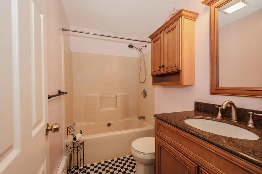 6 Concord Avenue Derry NH 03038