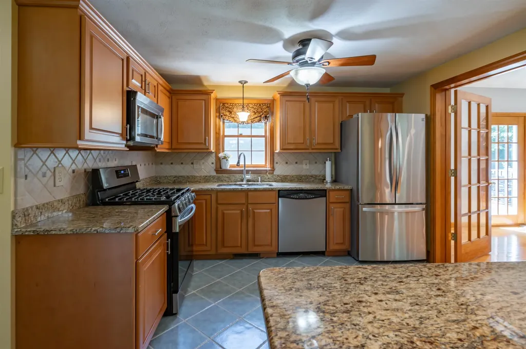 32 Kristin Drive Derry NH 03038