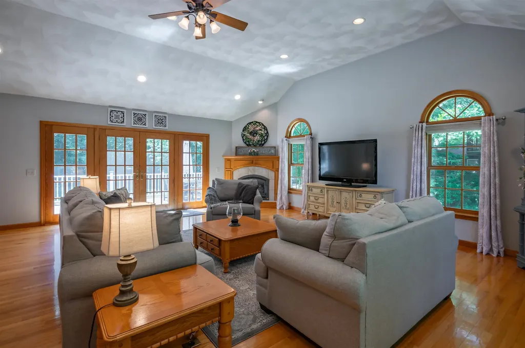 32 Kristin Drive Derry NH 03038