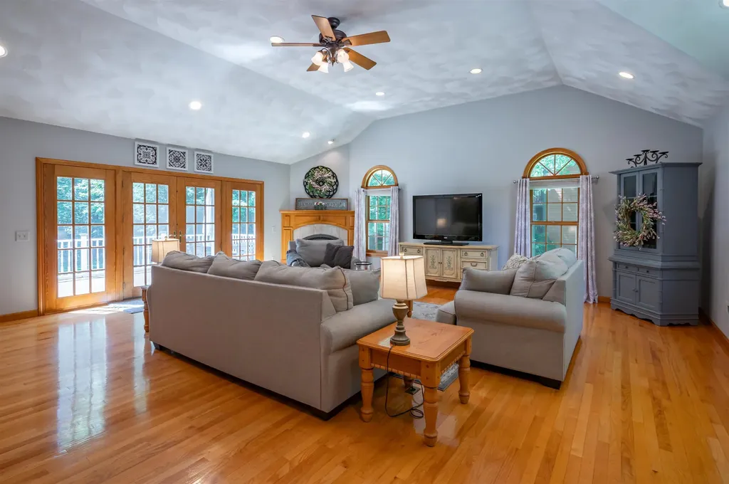 32 Kristin Drive Derry NH 03038