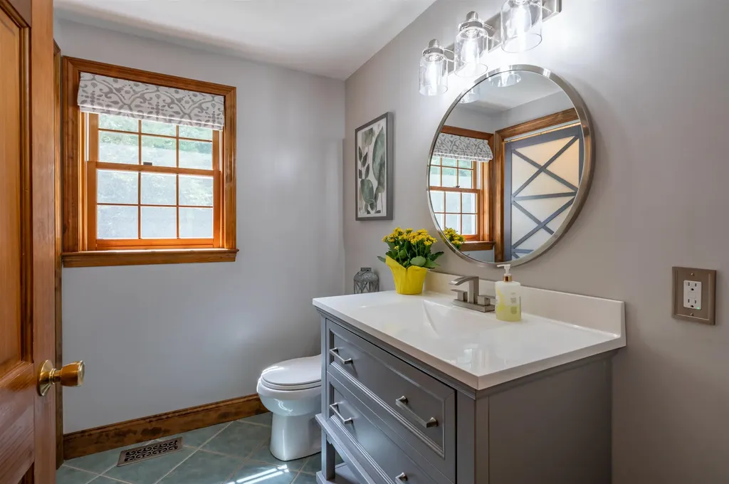 32 Kristin Drive Derry NH 03038