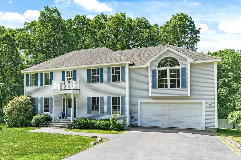 105 Wyndridge Circle Pelham NH 03076