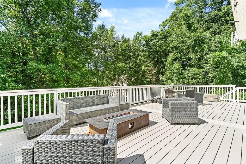 105 Wyndridge Circle Pelham NH 03076