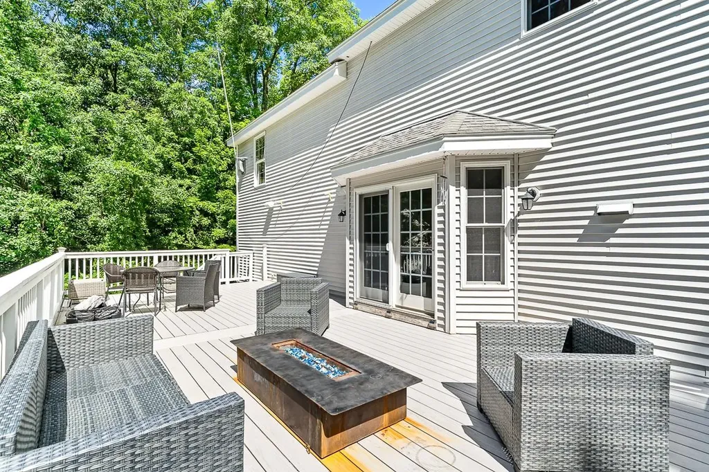 105 Wyndridge Circle Pelham NH 03076