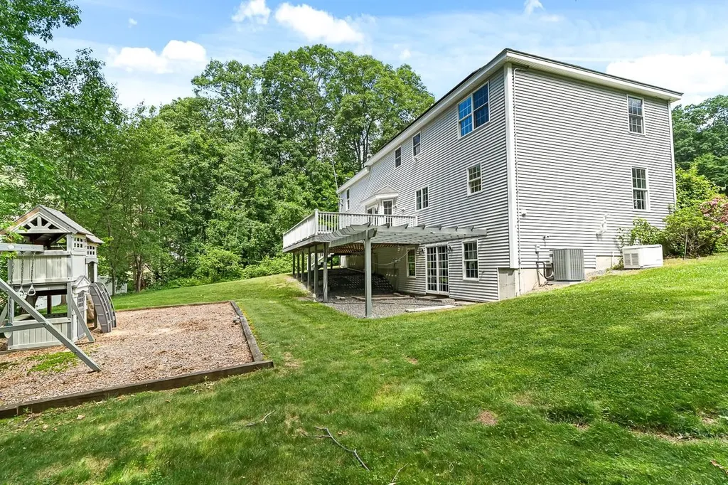 105 Wyndridge Circle Pelham NH 03076