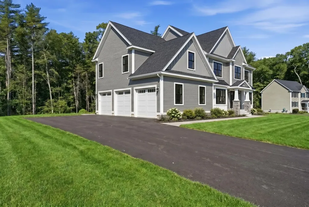 17 Carmel Road Pelham NH 03076