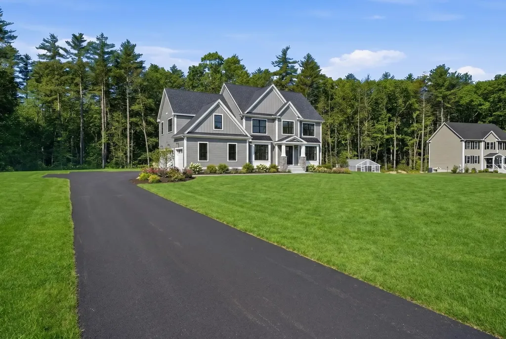 17 Carmel Road Pelham NH 03076