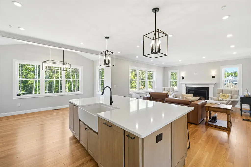 17 Carmel Road Pelham NH 03076