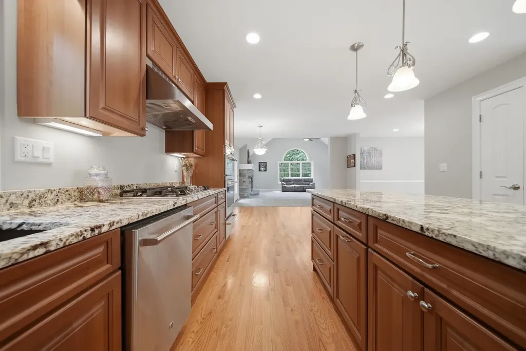 24 Piper Lane Pelham NH 03076