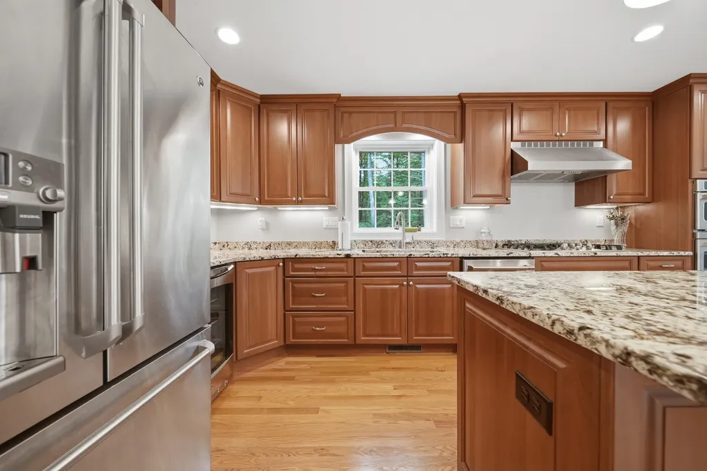 24 Piper Lane Pelham NH 03076