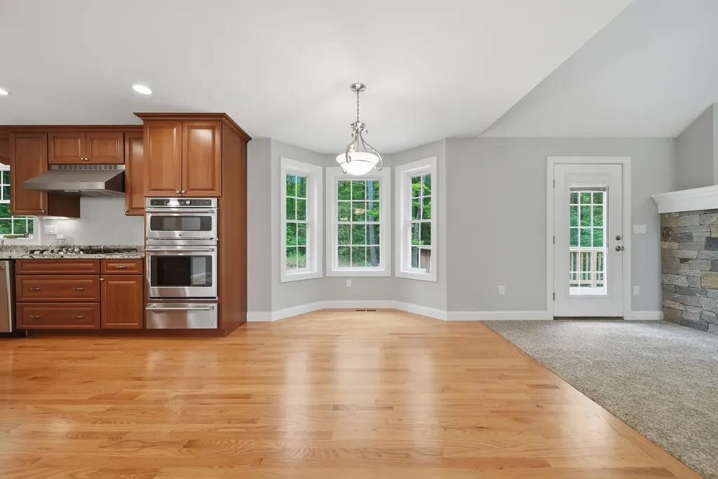 24 Piper Lane Pelham NH 03076