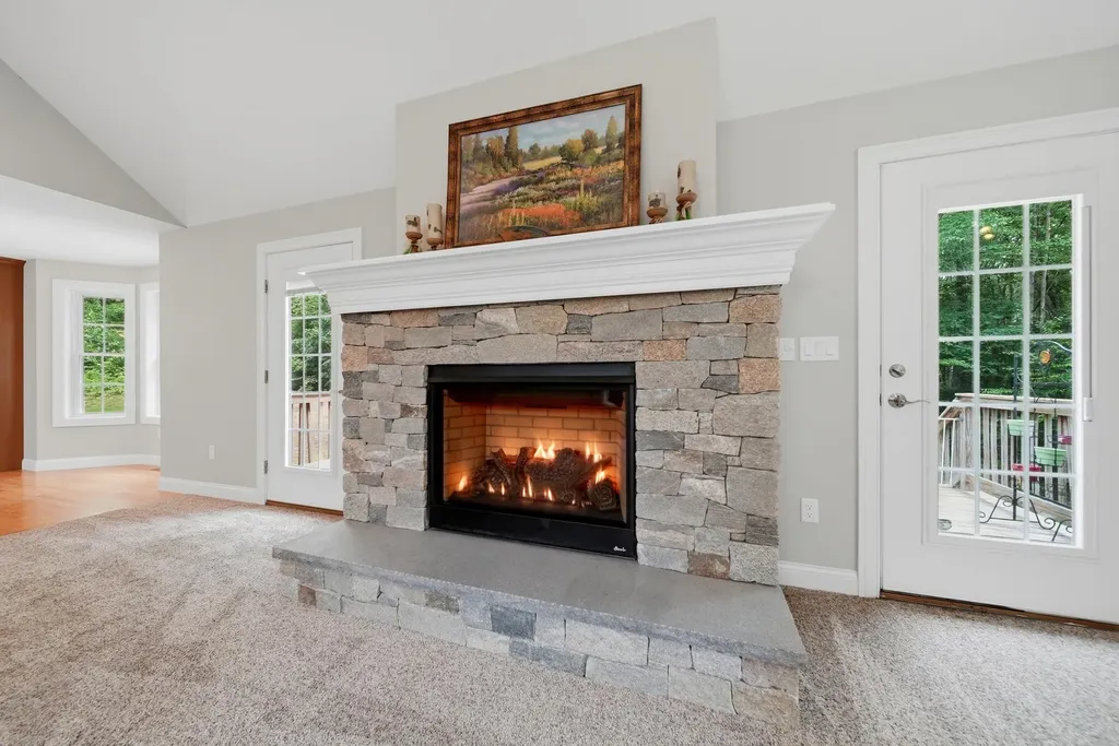 24 Piper Lane Pelham NH 03076