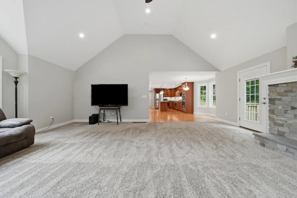 24 Piper Lane Pelham NH 03076