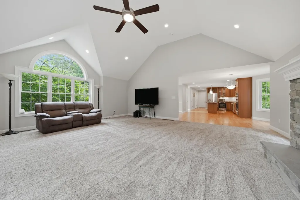 24 Piper Lane Pelham NH 03076