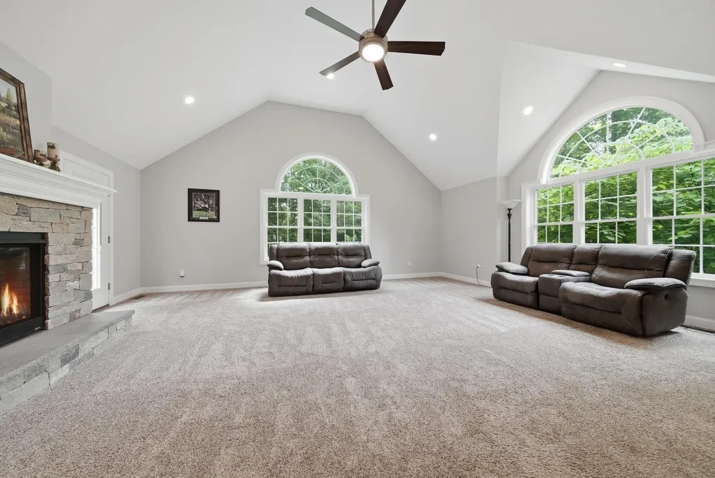 24 Piper Lane Pelham NH 03076