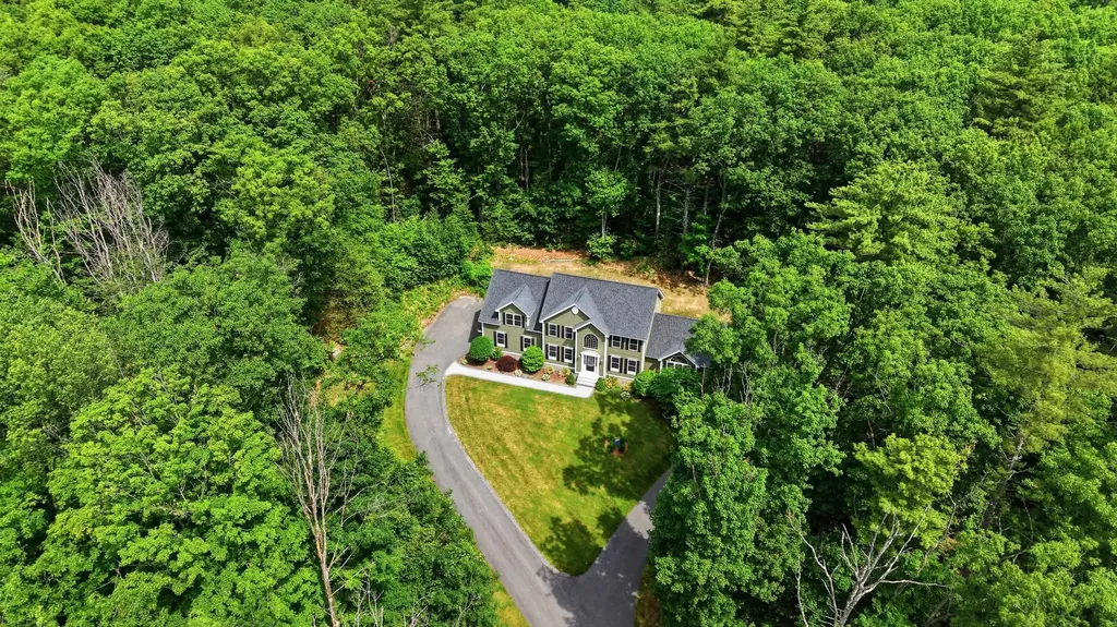 24 Piper Lane Pelham NH 03076