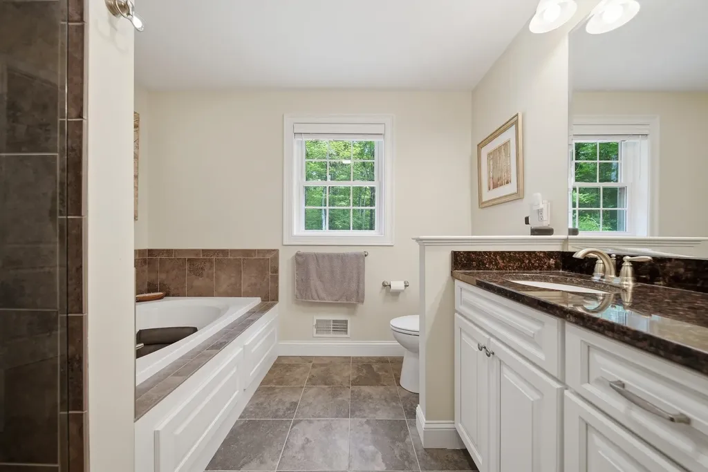 24 Piper Lane Pelham NH 03076
