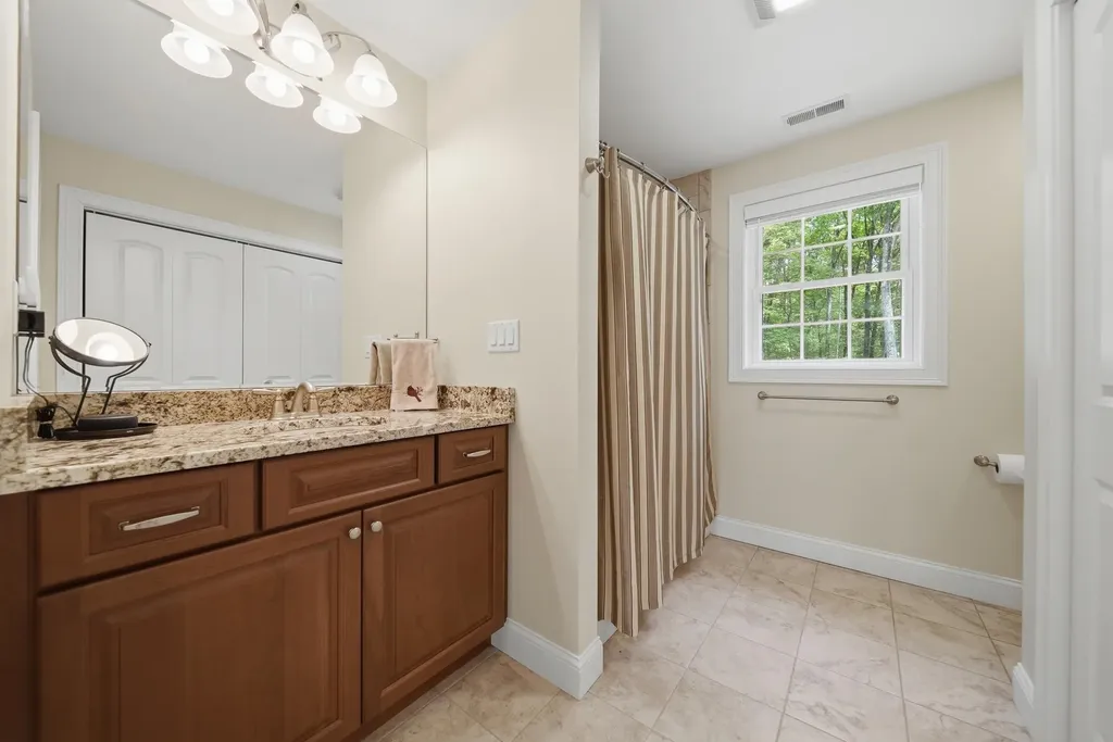 24 Piper Lane Pelham NH 03076