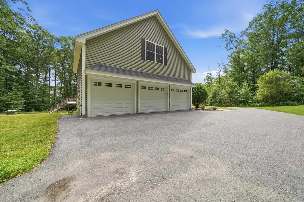 24 Piper Lane Pelham NH 03076