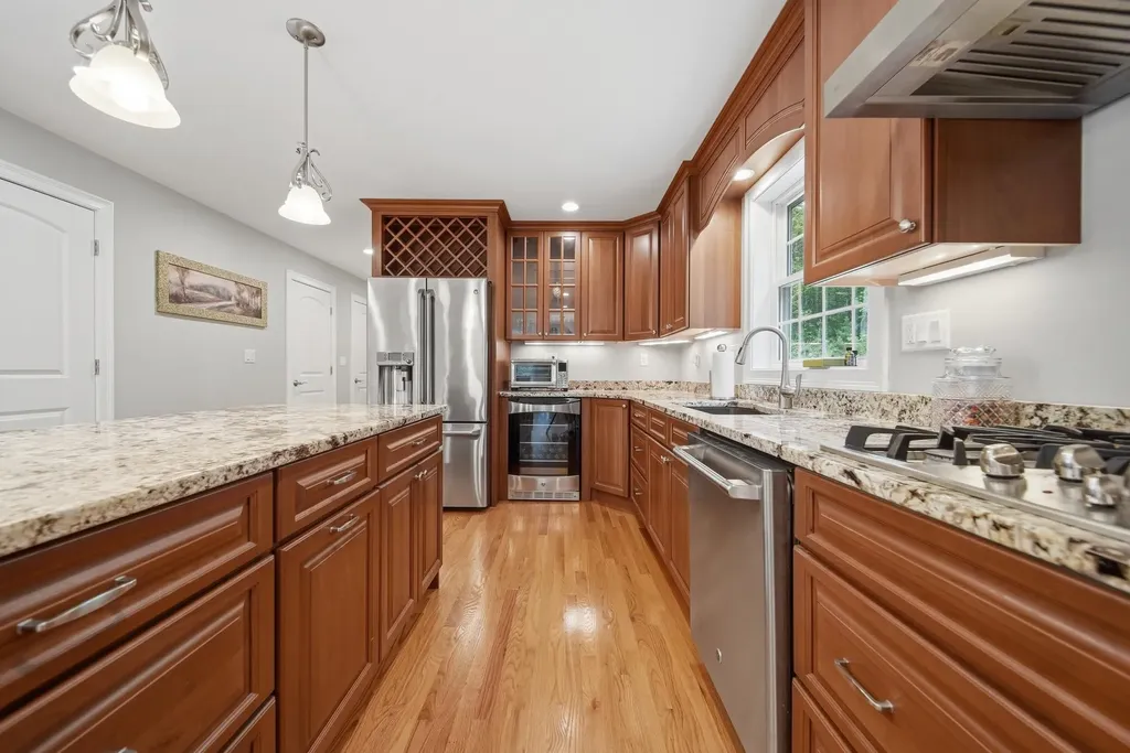 24 Piper Lane Pelham NH 03076