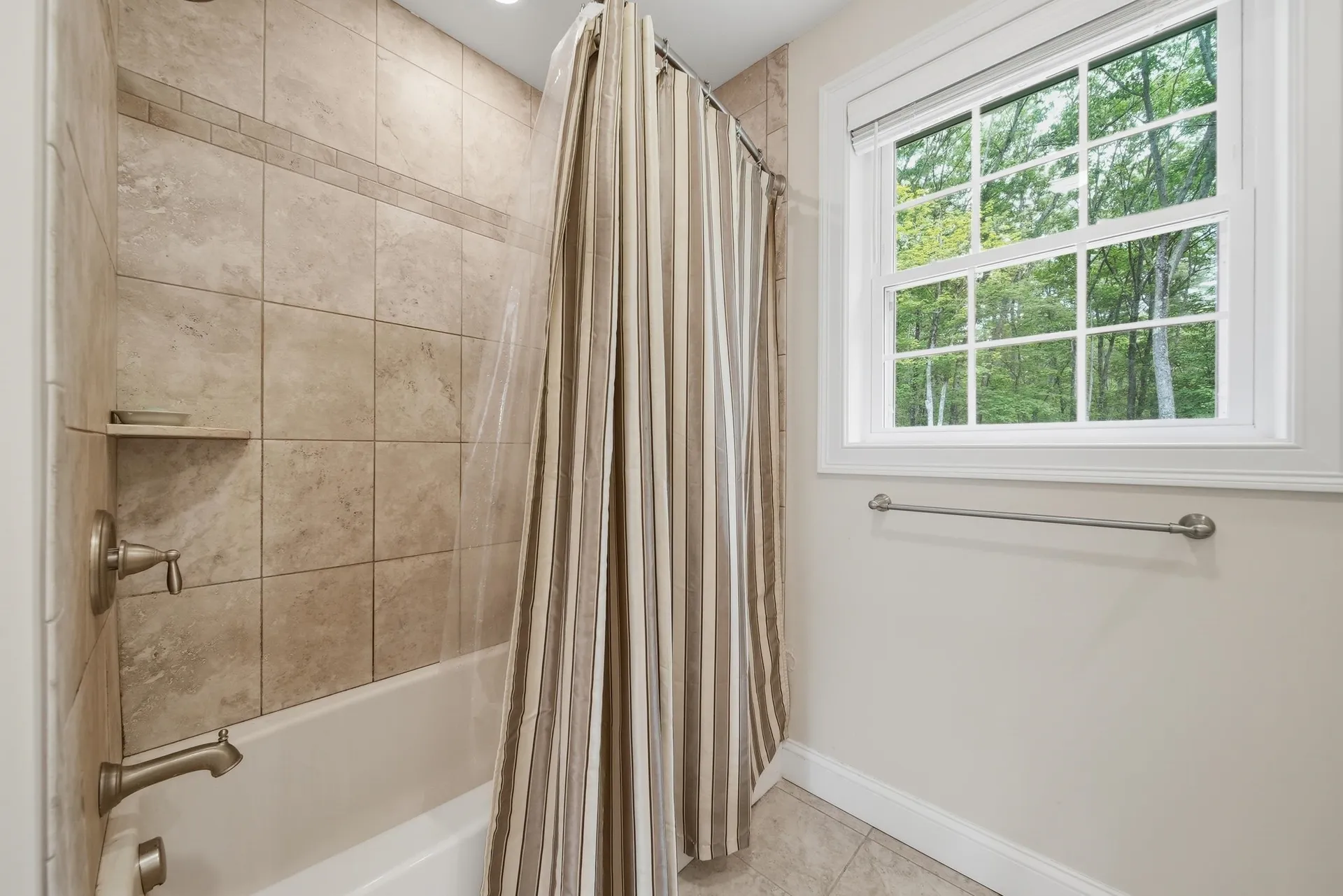 24 Piper Lane Pelham NH 03076