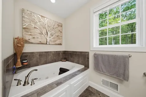24 Piper Lane Pelham NH 03076