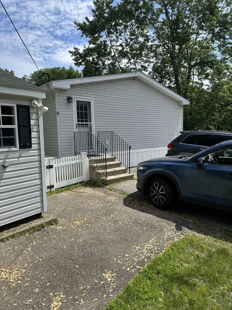 21 Eric Avenue Nashua NH 03062