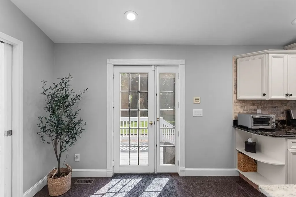 7 Jenny Hill Lane Nashua NH 03062