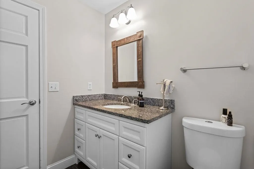 7 Jenny Hill Lane Nashua NH 03062