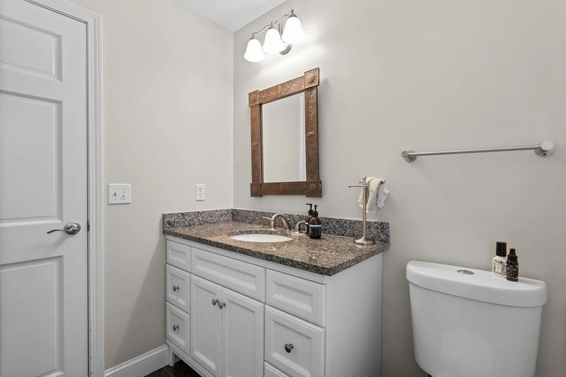 7 Jenny Hill Lane Nashua NH 03062