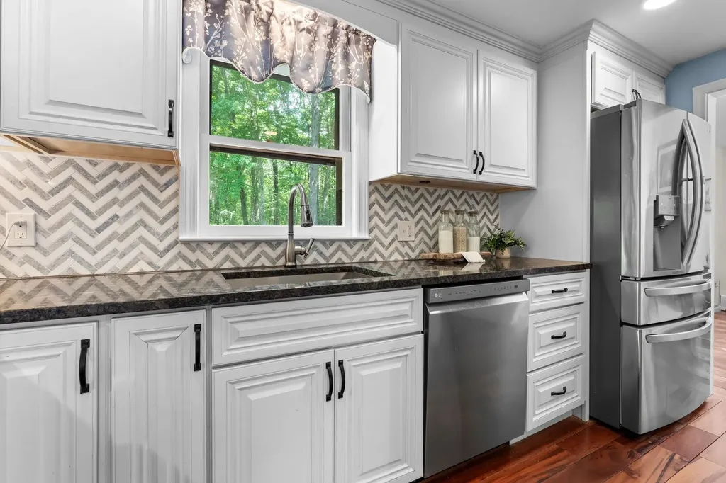 15 Brier Lane Derry NH 03038
