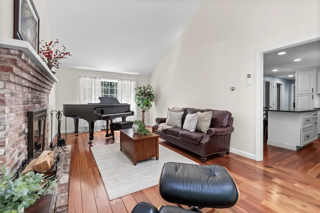 15 Brier Lane Derry NH 03038