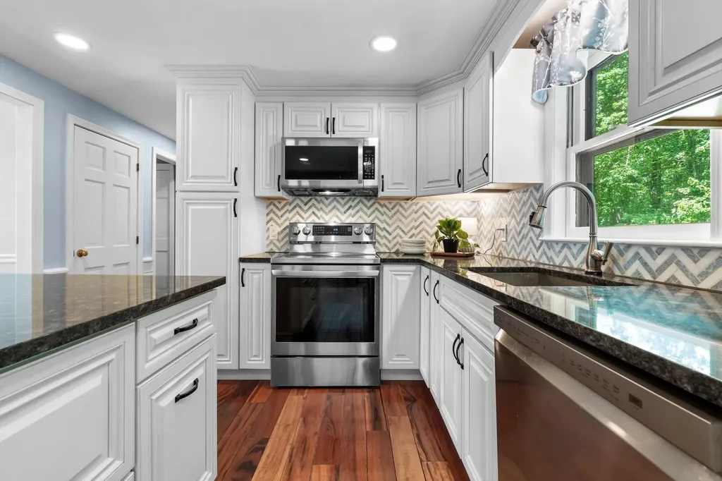 15 Brier Lane Derry NH 03038