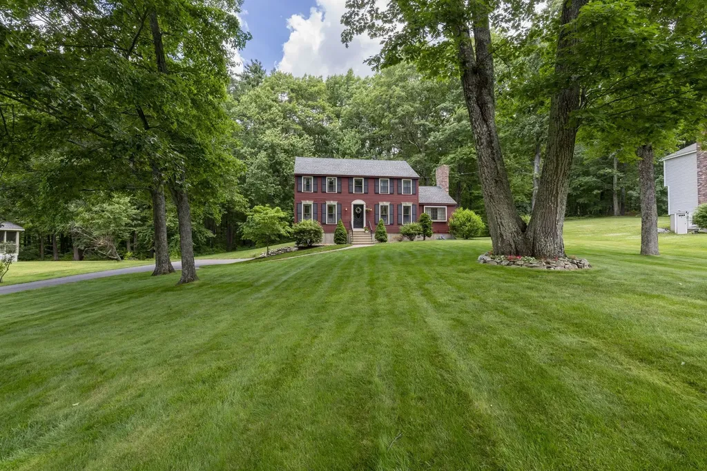 15 Brier Lane Derry NH 03038