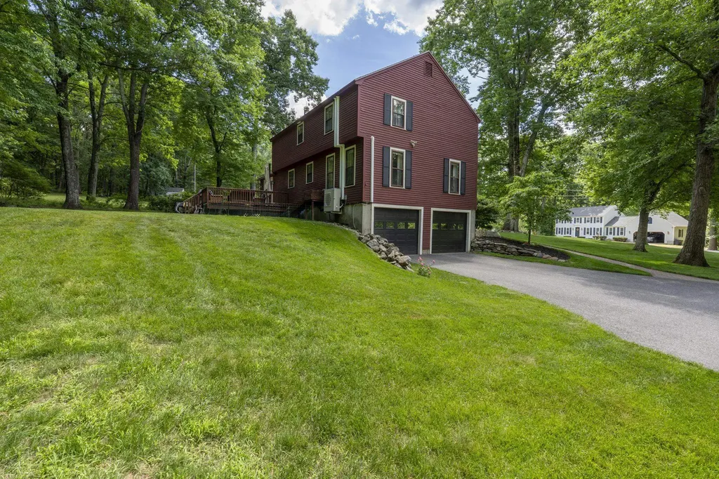 15 Brier Lane Derry NH 03038