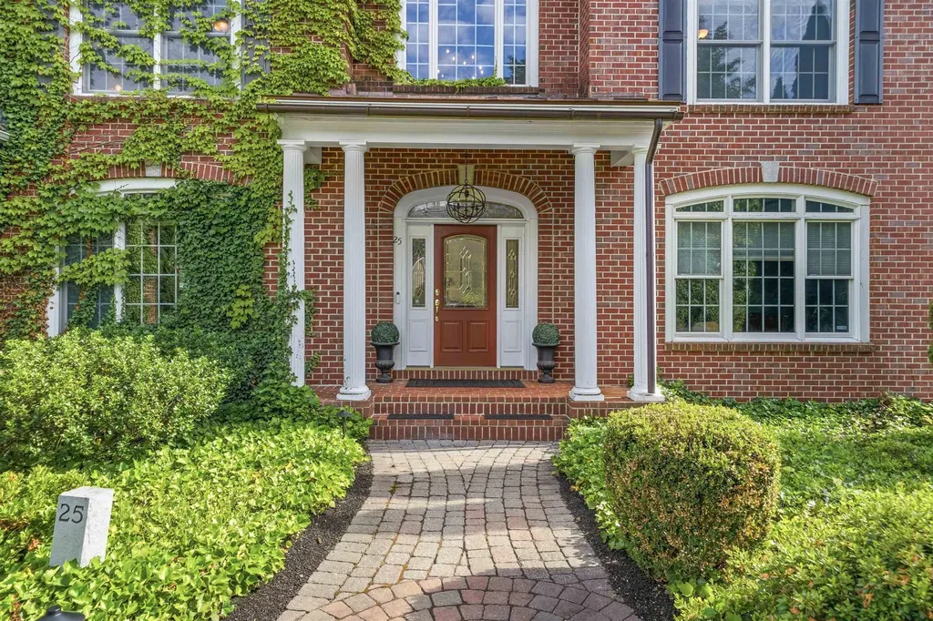 25 Ticklefancy Lane Salem NH 03079
